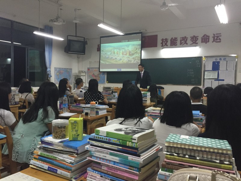 巴伐利亚酒店餐饮部续俊峰总监为同学作讲话