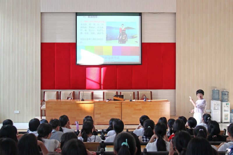 (曾惠华主任跟教职工、专业学子讲座现场一)讲座照片7